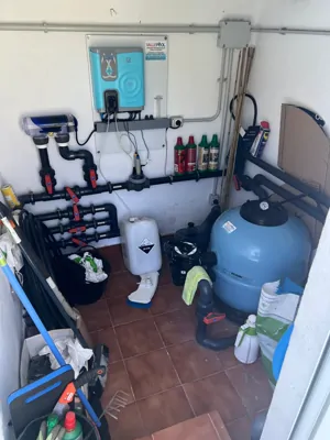 Cuarto técnico de piscina con filtro