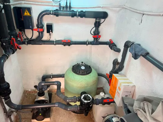 Sala de máquinas de piscina: bomba y filtro