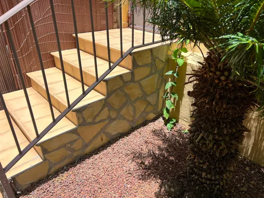 Alicatado de escalera con revestimiento de piedra